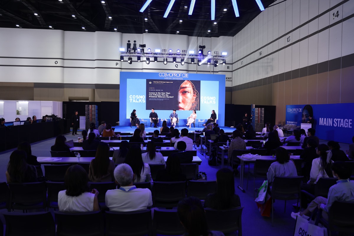 บรรยากาศผู้ชมและวงเสวนาบนเวทีหลัก
